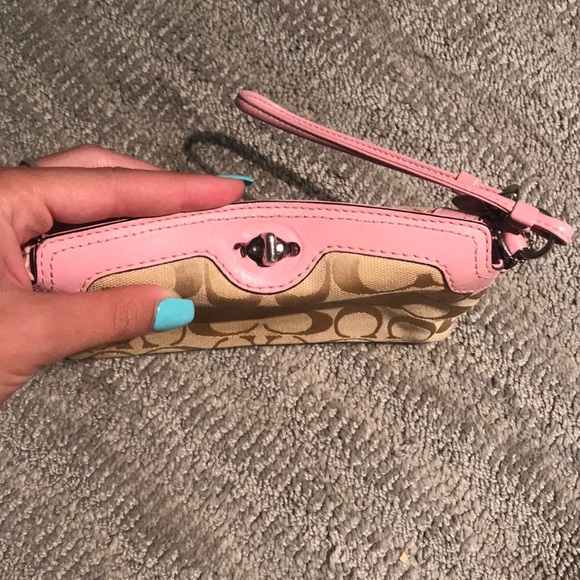 Coach wristlet with baby pink detailing - Picture 2 of 3